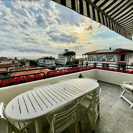 Lägenhet Luxury Pentohuse Near The Marina di Pietrasanta