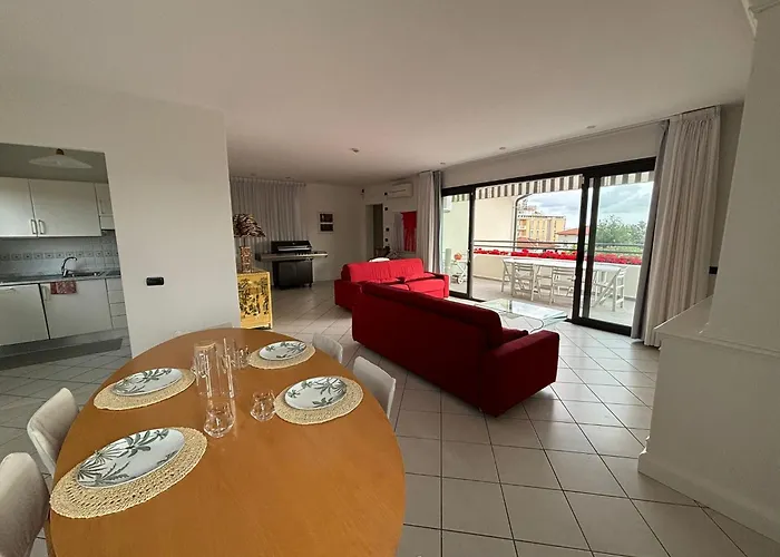 דירה Luxury Pentohuse Near The מרינה די פיאטרסנטה